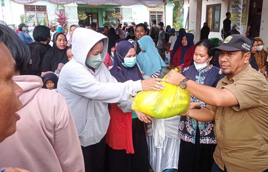 Pemerintah Kota Palangka Raya melalui DPKUKMP Kota Palangka Raya selenggrakan operasi pasar murah di wilayah Kelurahan Pahandut dan Kelurahan