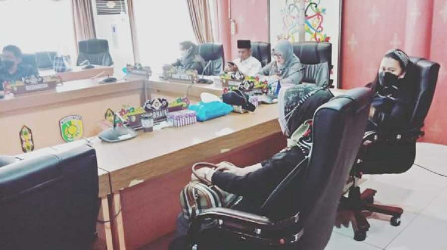 Rapat paripurna dipimpin Wakil Ketua II DPRD Kota Palangka Raya Basirun B Sahepar, serta turut diikuti secara virtual oleh Wakil Wali Kota Palangka Raya
