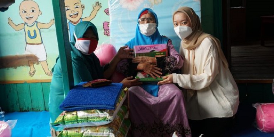 Istri Wali Kota Palangka Raya, Alvina Fairid Naparin menyerahkan bantuan berupa paket sembako kepada lansia di Lembaga Kesejahteraan Sosial Lanjut Usia