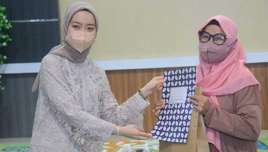 Ketua Tim Penggerak PKK Kota Palangka Raya Ny. Avina Fairid Naparin melakukan silaturahmi yang dilaksanakan di aula Rumah Jabatan Walikota