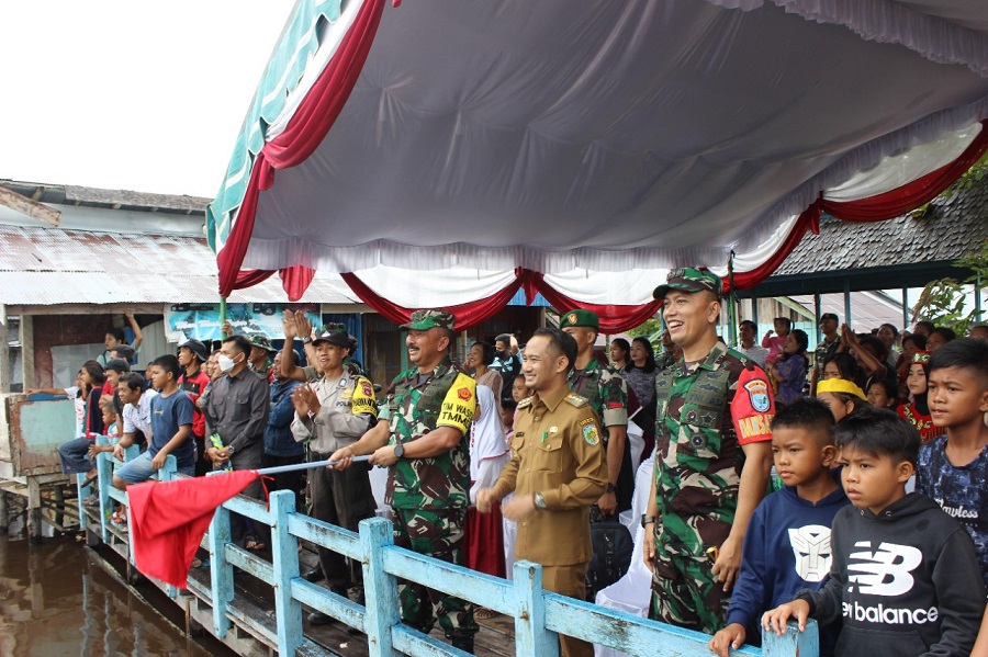 Wali kota Palangka Raya, Fairid Naparin menyaksikan lomba balap jukung di Sungai Rungan, Kelurahan Petuk Katimpun, Selasa (18/10/2022).