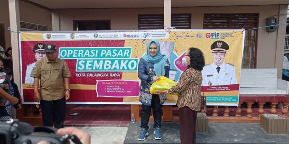 Hadriansyah menambahkan, menjelang akhir tahun ini, pelaksanaan operasi pasar dengan sasaran sejumlah kelurahan akan rutin dilaksanakan setiap