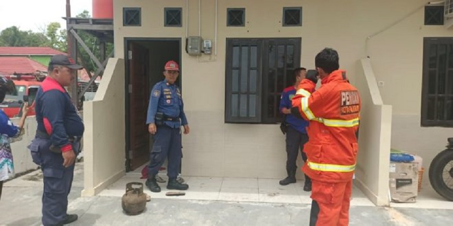 Jumat (13/8/2022) personel Damkar berhasil menggagalkan potensi kebakaran di Jalan Srindit. Di sini rumah warga nyaris terbakar akibat sebuat kompor
