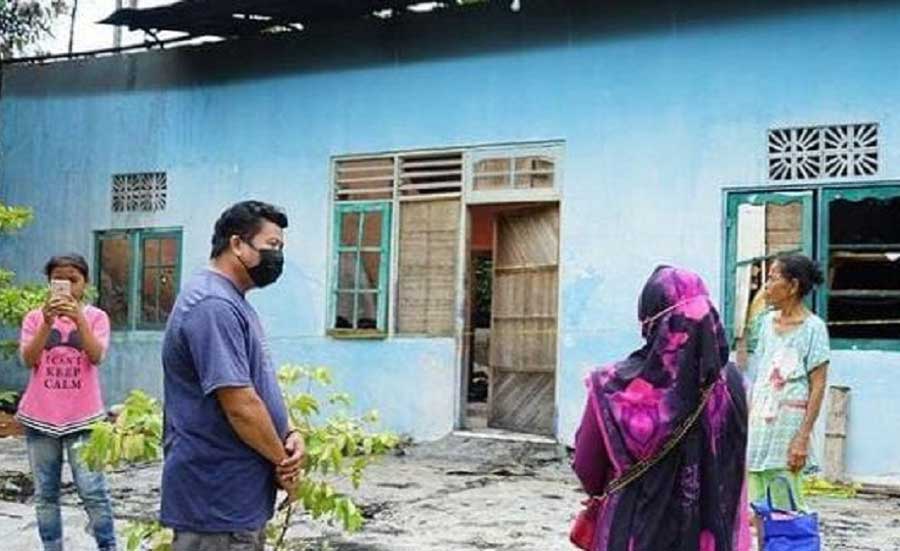 Dalam kunjungannya, Umi Mastikah disambut langsung oleh pemilik rumah Ibu Tati. Pada kesempatan tersebut dirinya juga menyampaikan rasa keprihatinannya