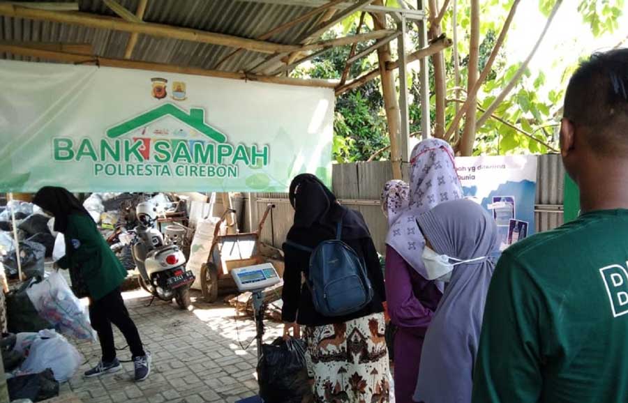 Polresta Cirebon memiliki program gacor dengan menerapkan pembuatan surat izin mengemudi (SIM) membayar dengan menggunakan sampah dengan nama