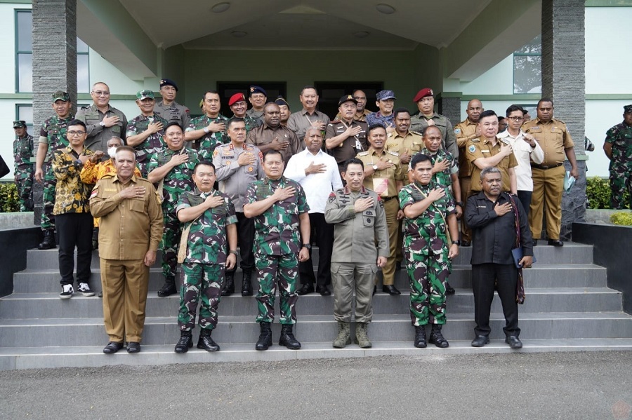 Kapolri Jenderal Polisi Listyo Sigit Prabowo mengunjungi Papua dalam rangka kunjungan kerja. Pada kesempatan itu kepada prajurit TNI-Polri Satgas Ops