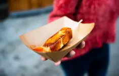 Ilustrasi kertas coklat atau kertas minyak untuk membungkus makanan. Dok: Eranasional/HO Freepik.