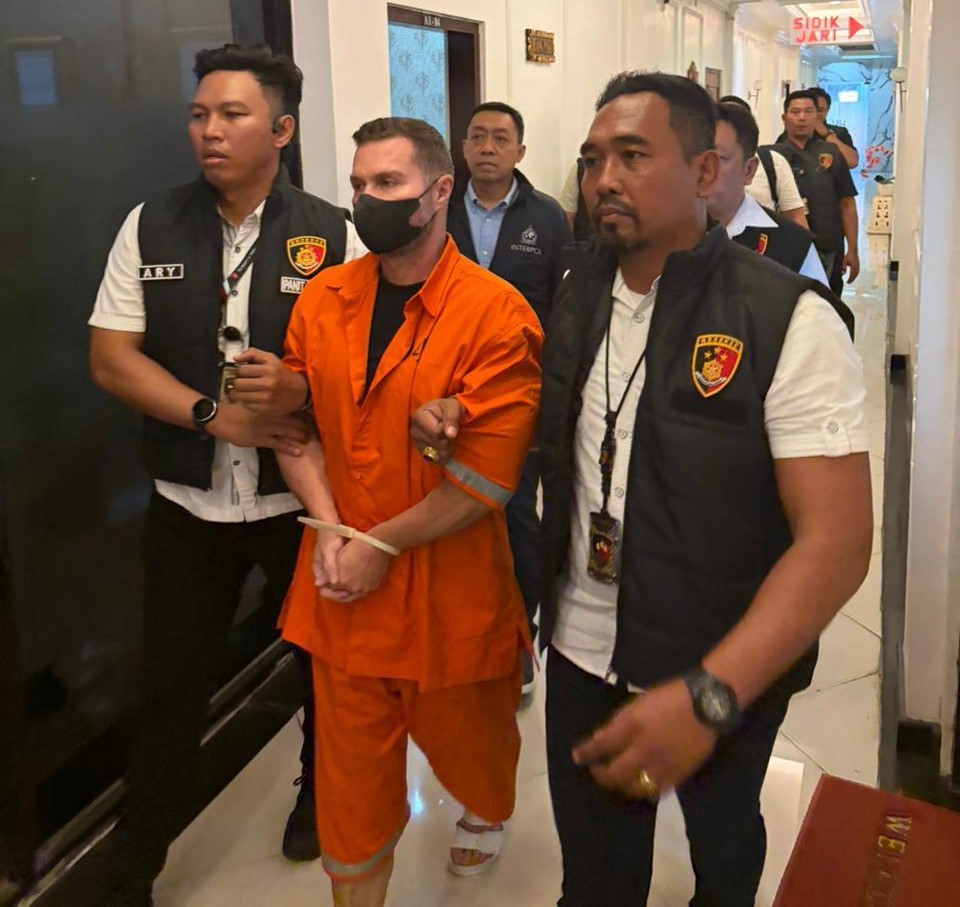 Seorang warga negara Inggris, Steven Lyons, yang masuk dalam daftar buronan internasional ditangkap di Bali. (Foto: Mabes Polri).